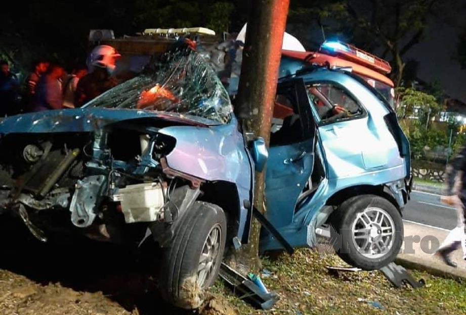 KEADAAN kereta mangsa yang terbabas melanggar pokok. FOTO ihsan pembaca.