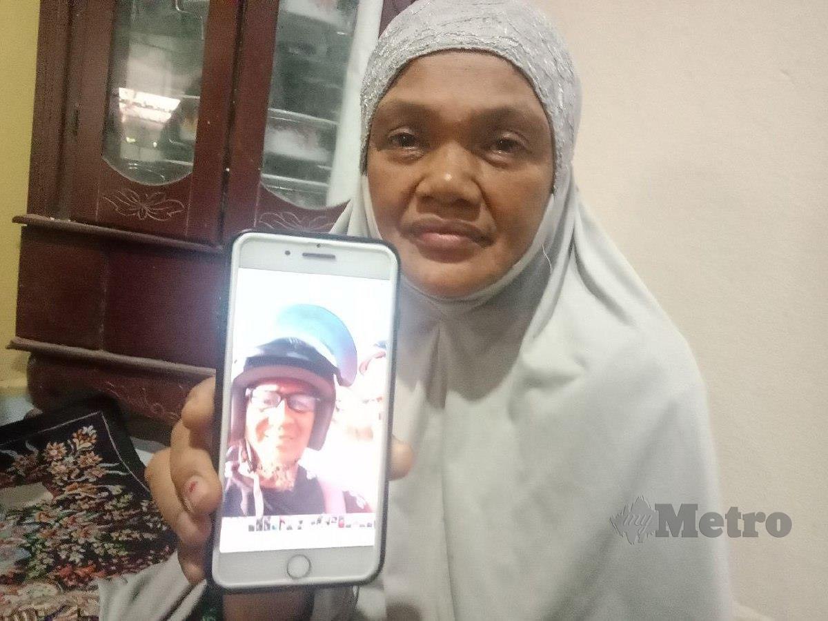 ROSNAH menunjukkan gambar 'selfie' terakhir arwah suaminya yang sempat dihantar ke kumpulan WhatsApp keluarga sebelum lemas. FOTO Nor Amalina Alias 
