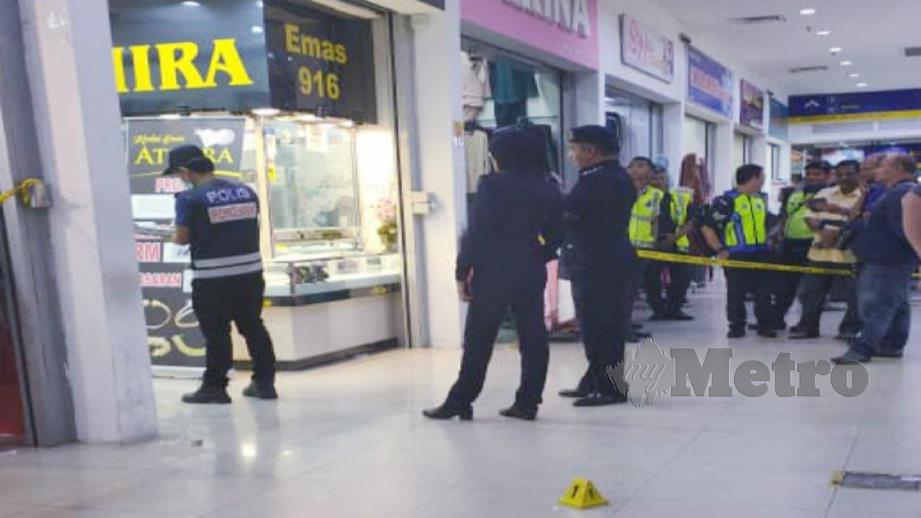 Polis sedang menjalankan siasatan kejadian rompakan di kedai emas di sebuah pasar raya di Alor Mengkudu di Alor Setar hari ini. Foto Zuliaty Zulkiffli 