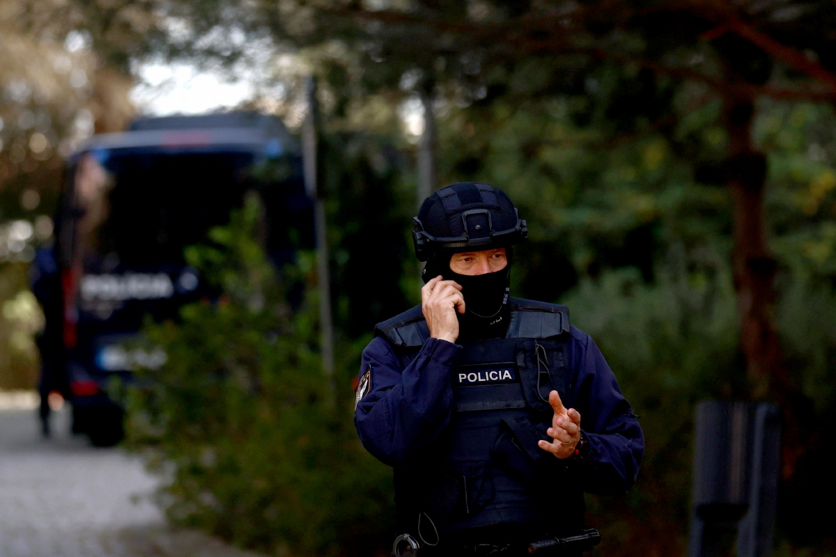 POLIS bercakap dengan telefon bimbit di luar Pusat Ismaili, susulan serangan bersenjata di Lisbon, Portugal. FOTO Reuters 