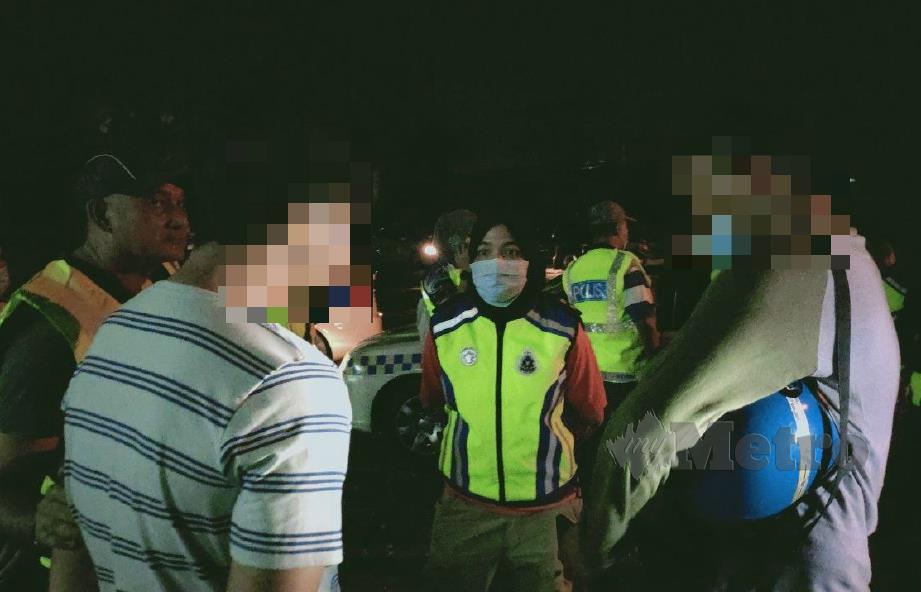 Polis menyoal siasat dua lelaki yang ditahan berkaitan status di FB memfitnah polis di SJR di Jalan Pantai Johor-Gunung Keriang, Alor Setar, malam tadi. Foto Zuliaty Zulkiffli 