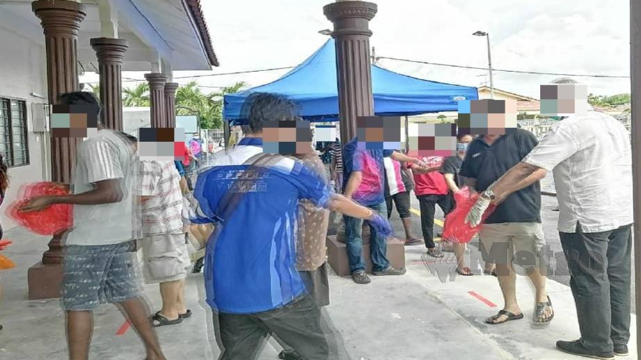 Keadaan di sekitar aktiviti agihan barang basah kepada penduduk sekitar oleh Ahli Parlimen Klang di Taman Klang Utama pada Ahad lalu. Foto Ihsan PDRM 