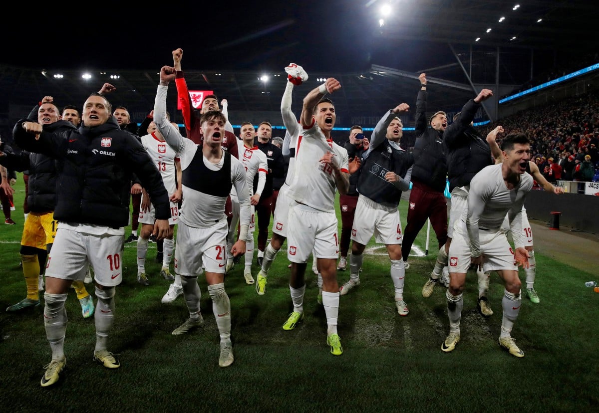 BARISAN pemain Poland meraikan kejayaan layak beraksi di Euro 2024. FOTO REUTERS