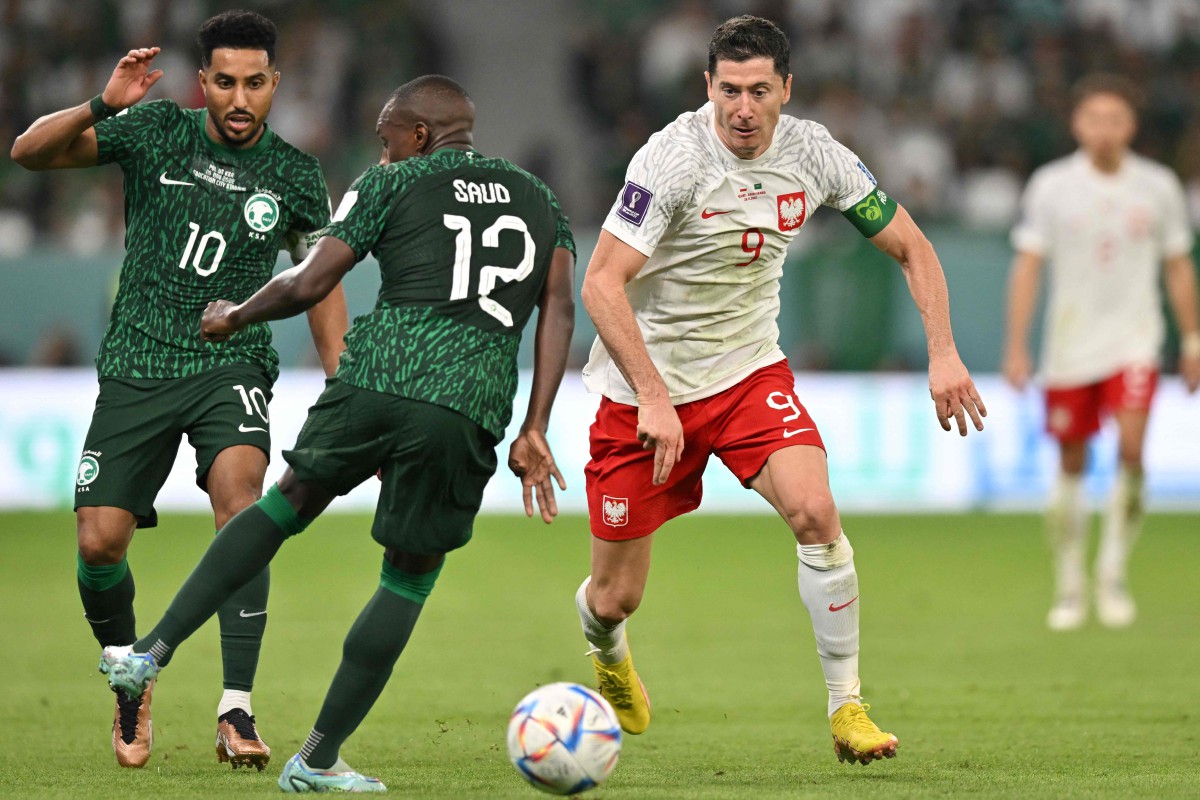 pemain Arab Saudi memberi saingan kepada penyerang Poland pada aksi Piala Dunia. FOTO AFP