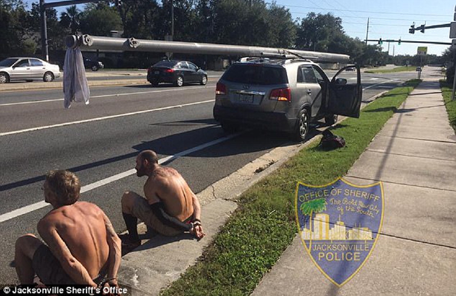 Dua lelaki yang ditahan kerana mencuri tiang lampu di Florida.