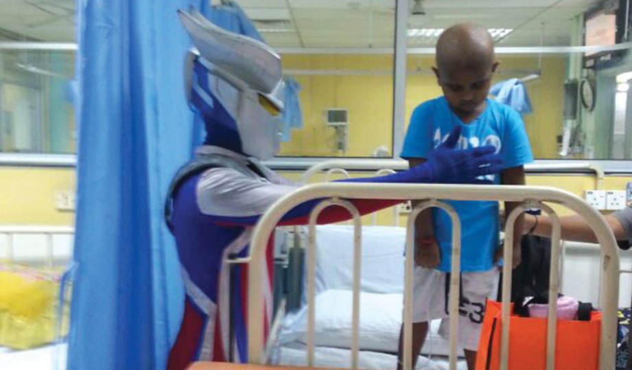 SEORANG pesakit kanak-kanak dikunjungi Ultraman.