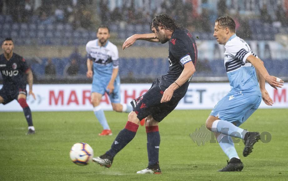 POLI (dua kanan) menjaringkan gol pertama Bologna di Stadio Olimpico, awal pagi tadi. — FOTO EPA