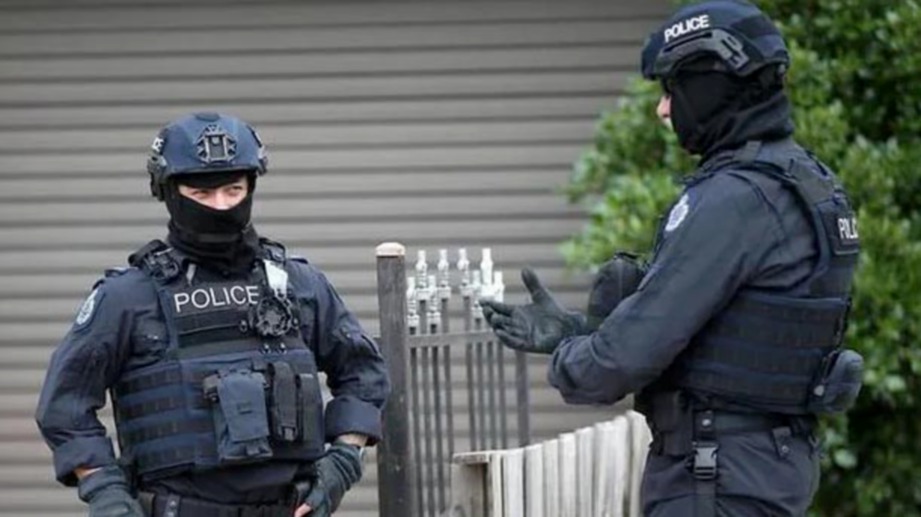 POLIS anti keganasan Australia menggeledah dua rumah yang dipercayai mempunyai kaitan dengan pengganas yang menembak mati 50 jemaah di dua masjid di New Zealand. FOTO Agensi