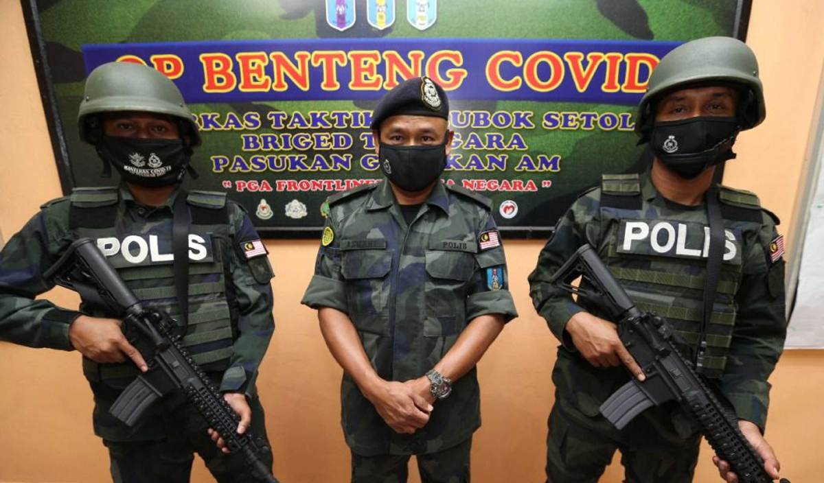 AZHARI (tengah) bersama anggotanya yang bertugas dalam Ops Benteng Covid-19 di sempadan Malaysia-Thailand. FOTO Ihsan PGA7