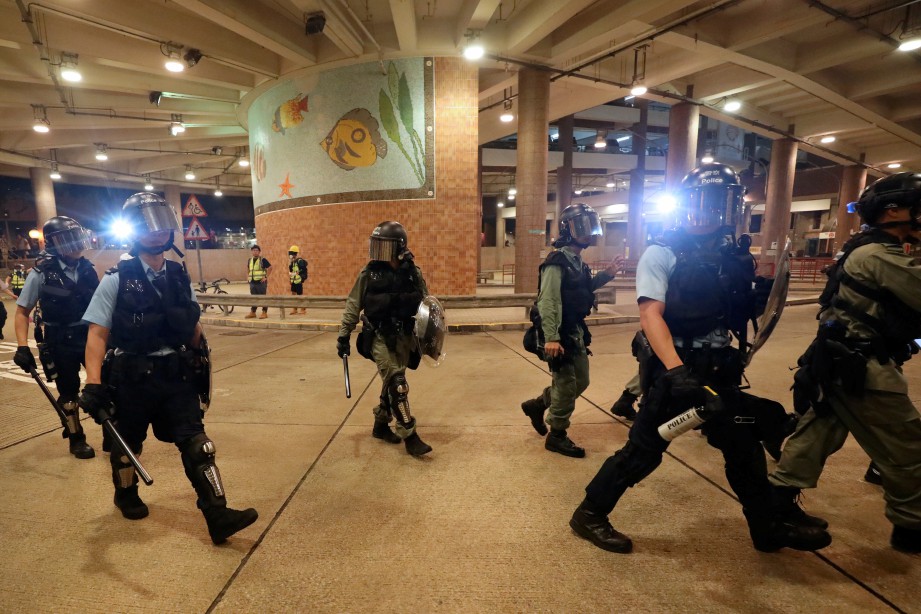 ANGGOTA polis sedang mengawal keadaan di Hong Kong. FOTO/AFP