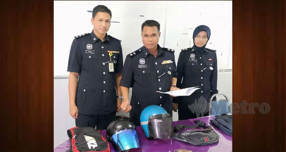 Ketua Polis Daerah Sabak Bernam Superintendan Agus Salim Mohd Alias menunjukkan barangan milik penjenayah yang dirampas.