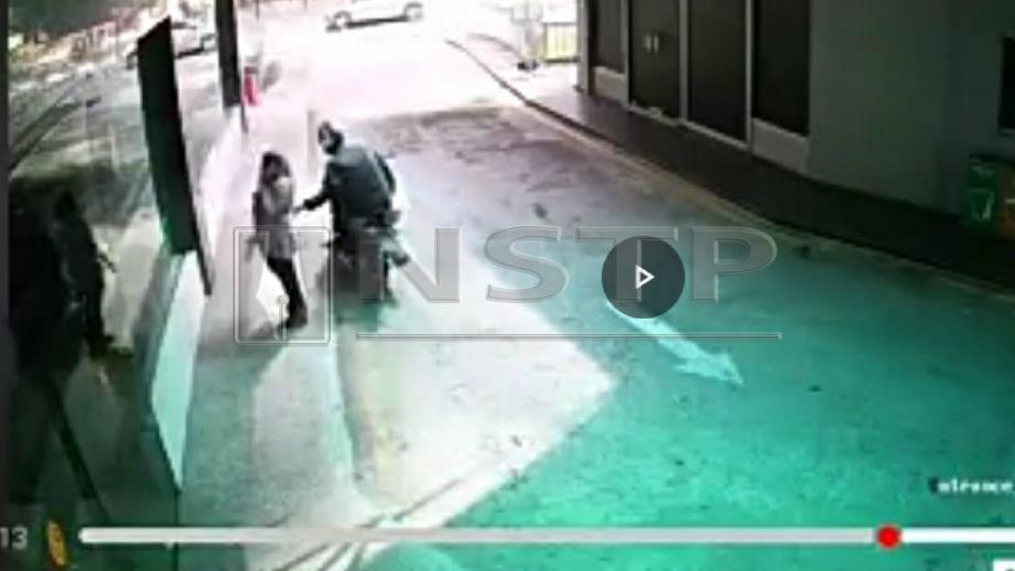 Rakaman video memaparkan kejadian sarjan detektif Bahagian Narkotik IPK Perak menjadi mangsa ragut.  Foto Ihsan Pembaca