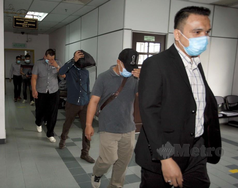 EMPAT anggota polis dibawa ke mahkamah atas tuduhan menerima rasuah. FOTO Mohd Yusni Ariffin
