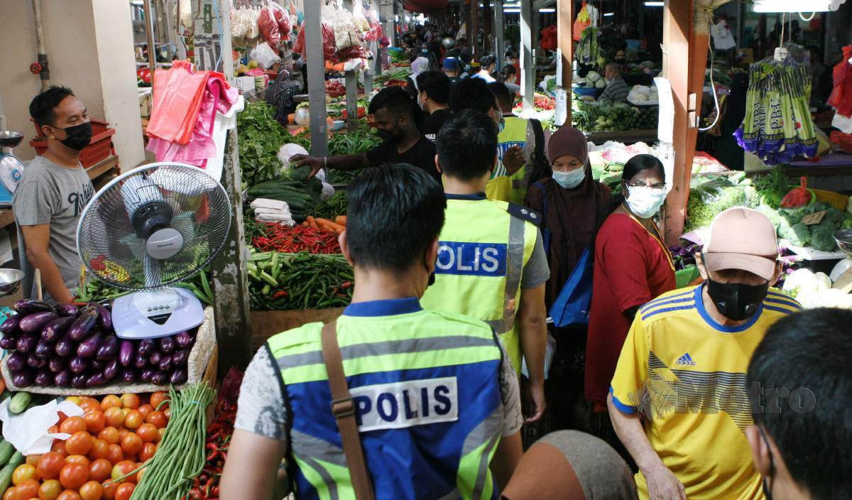 ANGGOTA polis dari Ibu Pejabat Polis Kontinjen (IPK) Kuala Lumpur membuat pemantauan SOP di sekitar Pasar Chow Kit sebelum Perintah Kawalan Pegerakan di laksanakan esok. FOTO Mohd Yusni Ariffin