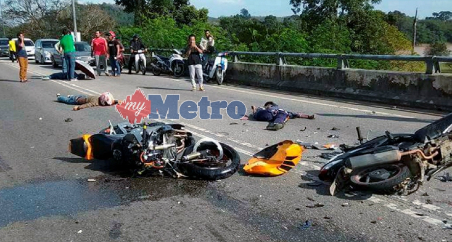 DUA lelaki termasuk seorang anggota polis maut manakala isterinya parah dalam kemalangan membabitkan dua motosikal di Jalan Kota Bharu-Machang-Jeli, dekat Jambatan Kusial, Tanah Merah, hari ini. FOTO ihsan pembaca.