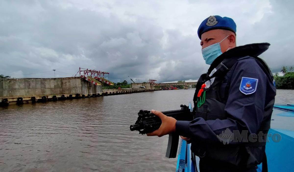 PASUKAN Polis Marin (PPM) Wilayah Tiga Pengkalan Kubor membuat rondaan di kawasan sepanjang Sungai Golok bagi mengekang jenayah rentas sempadan dan penyeludupan di sempadan Malaysia-Thailland berikutan perlaksanaan Perintah Kawalan Pergerakan Bersyarat (PKPB). FOTO Nik Abdullah Nik Omar