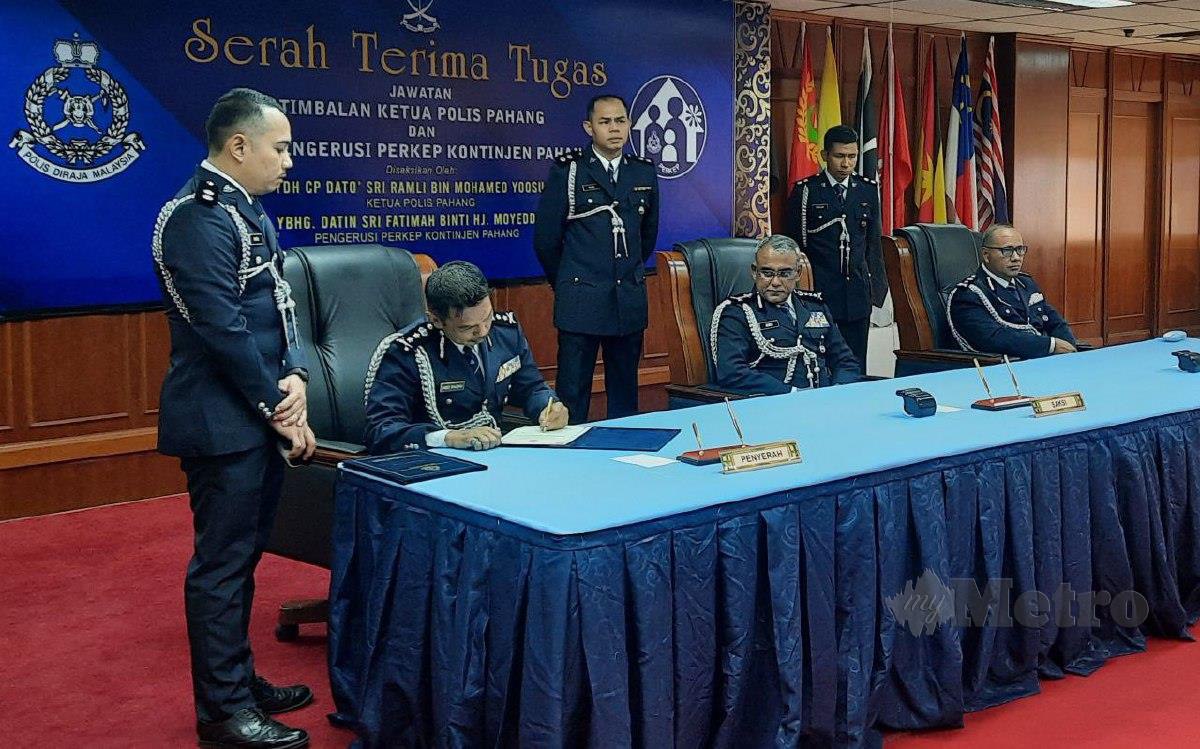 RAMLI (tengah) pada Majlis Serah Terima Tugas Timbalan Ketua Polis Pahang di Ibu Pejabat Polis Kontinjen Pahang. FOTO Asrol Awang