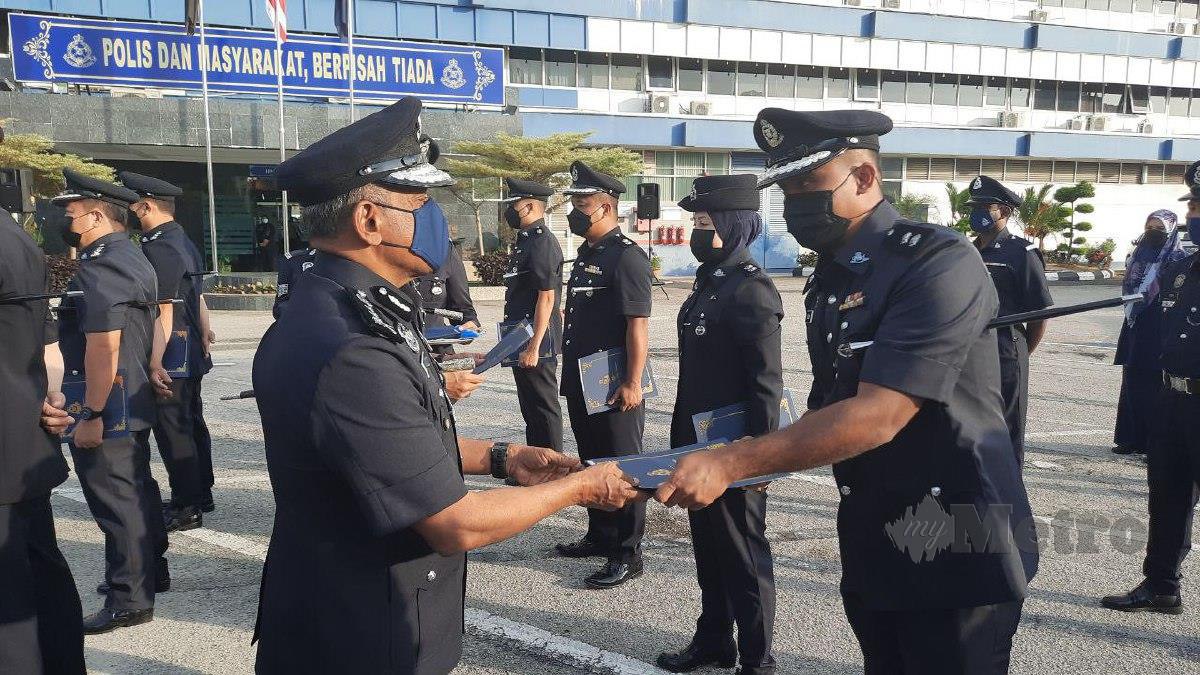 RAMLI menyampaikan sijil penghargaan kepada pegawai dan anggota polis Pahang. FOTO Asrol Awang