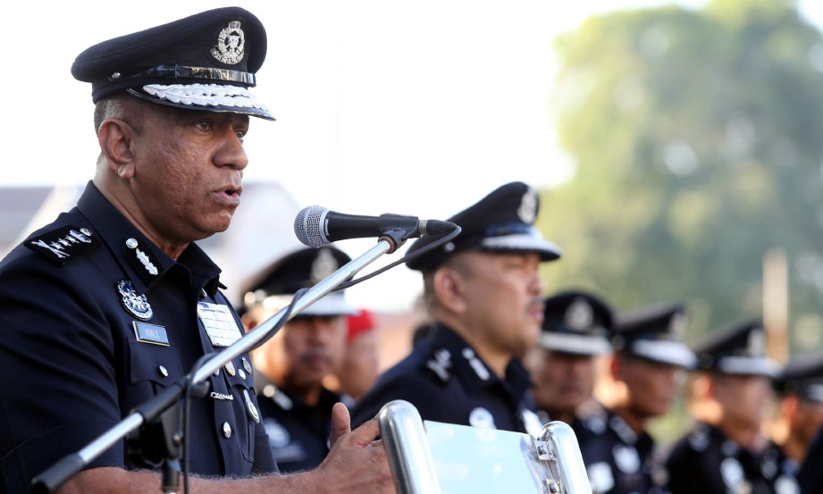 MOHD Khalil berucap pada  Perhimpunan Bulanan Polis Kontinjen Johor di Ibu Pejabat Polis Kontinjen (IPK) Johor. FOTO Mohd Azren Jamaludin 