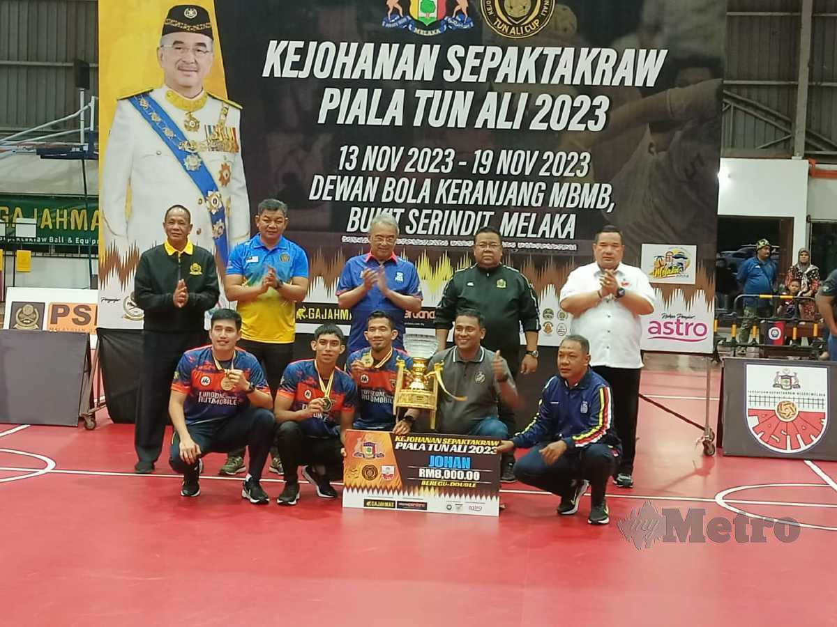PEMAIN dan pegawai PDRM ceria muncul juara kategori beregu Piala Tun Ali 2023, Ahad lalu. FOTO NAZRI ABU BAKAR