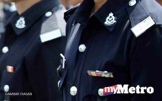 KAPAR 25 MARCH 2016. Ketua Polis Daerah Klang Utara, Asisten Komisioner Mohd Yusoff Mamat (dua kiri) memeriksa barisan kawad di Majlis Sambutan Peringatan Hari Polis Ke-209 di Balai Polis Kapar. NSTP/ ROSLIN MAT TAHIR.