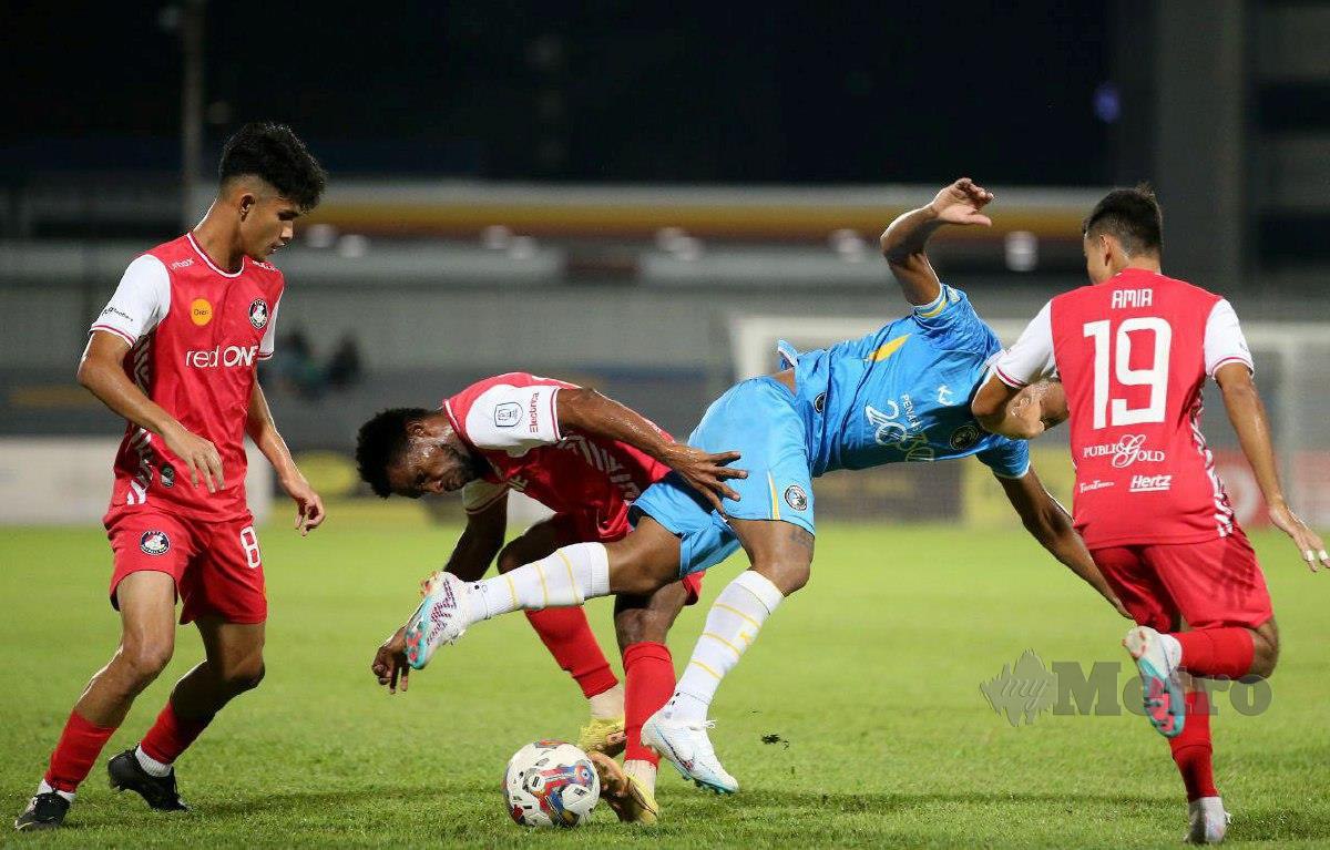 PEMAIN import Penang FC, Adriano Narcizo (dua dari kanan) dikepung tiga pemain PDRM FC pada perlawanan di Stadium Bandaraya, malam tadi. FOTO MIKAIL ONG