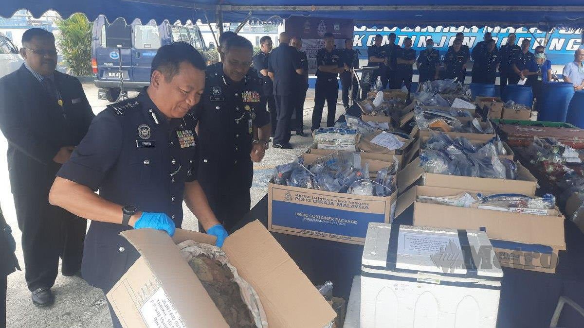 YAHAYA menunjukkan dadah yang akan dilupuskan di perkarangan Ibu Pejabat Polis Pahang, Kuantan. FOTO  Asrol Awang