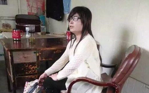 LELAKI berpakaian wanita yang ditangkap ketika cuba masuk ke asrama wanita di Universiti Anhui.