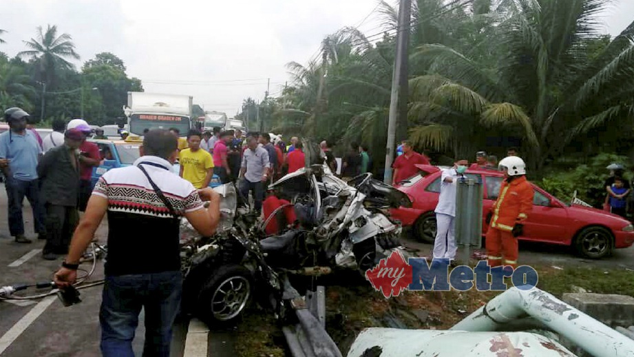 KEADAAN Perodua Kancil yang remuk selepas bertembung dengan sebuah treler dalam kemalangan di Pontian, hari ini. FOTO Ihsan JBPM