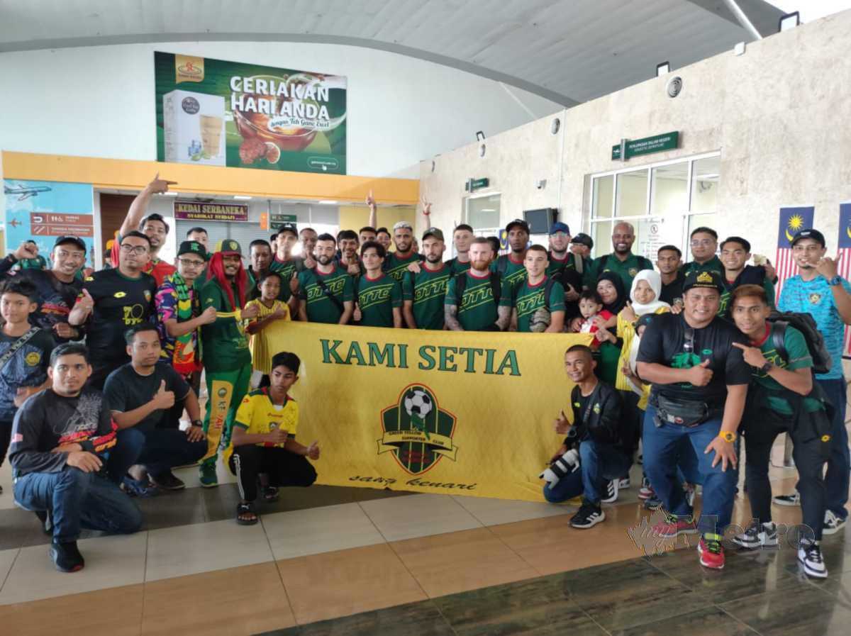 Skuad KDA FC bergambar bersama penyokong di Lapangan Terbang Sultan Abdul Halim (LTSAH), Alor Setar. FOTO Izzali Ismail