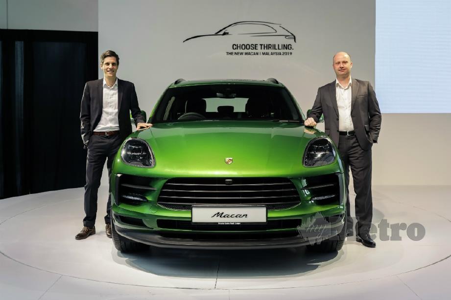 BAUDITSCH (kiri) dan Hunter melancarkan Porsche Macan 2019 untuk pasaran Malaysia.
