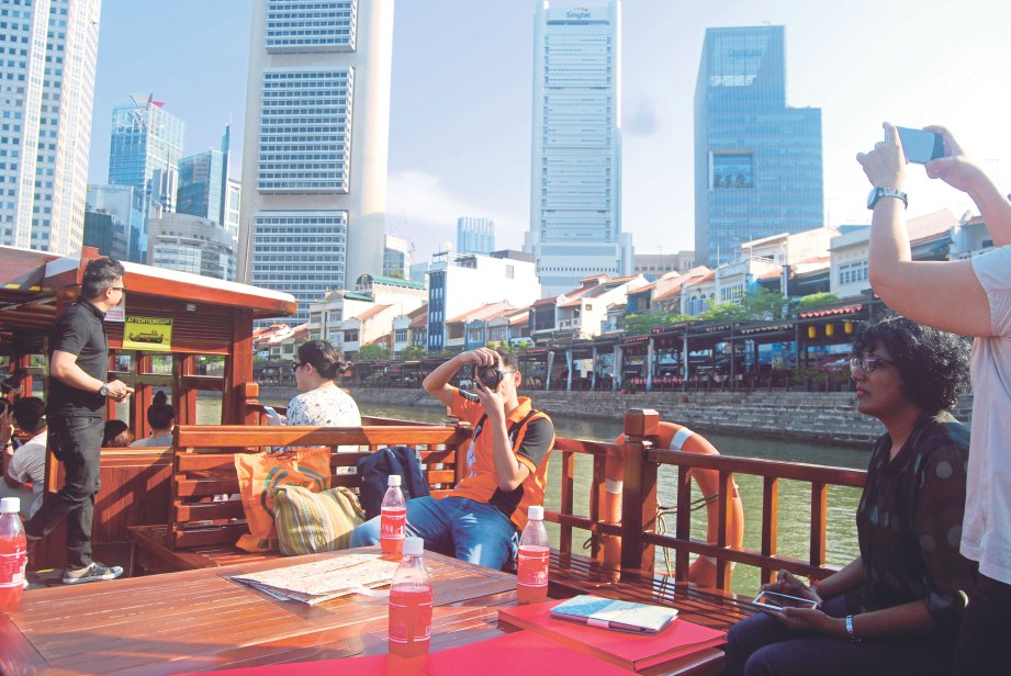 SINGAPORE River Cruise membawa penulis dan rakan media mengelilingi sekitar Marina Bay. 