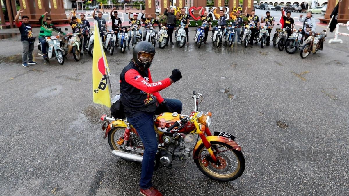 HISHAMUDDIN bergambar di hadapan Pintu Gerbang menara Rehal selepas diiringi 20 penunggang motosikal klasik dari negeri ini yang juga ahli Kelab Kelantan Custome Rare (KCR). FOTO NIK ABDULLAH NIK OMAR