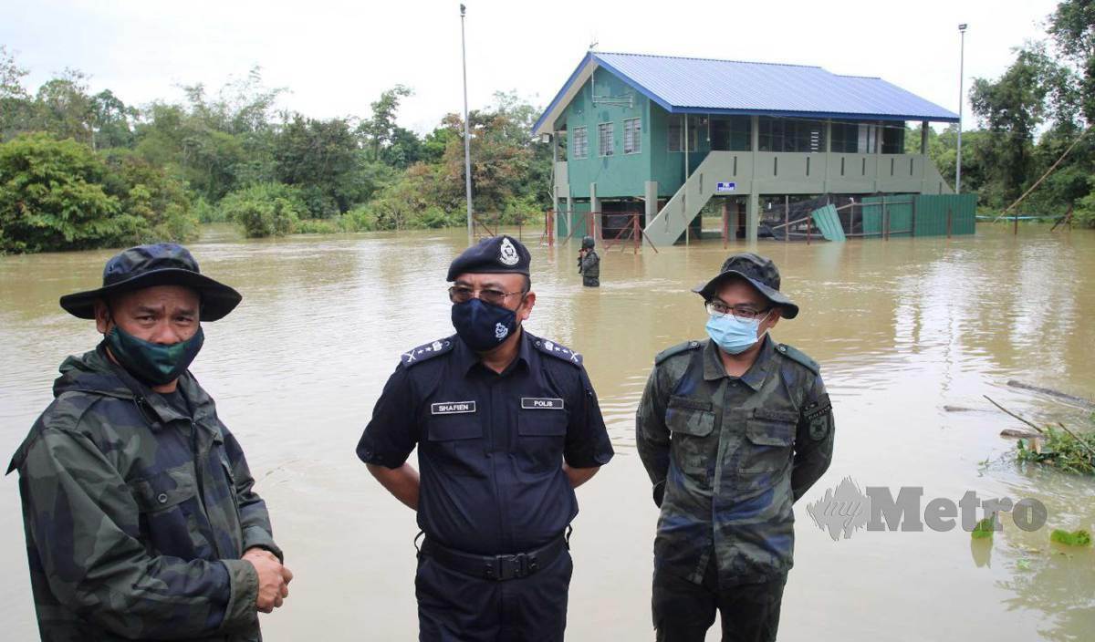 SHAFIEN (tengah) diiringi oleh Pegawai Pemerintah Batalion 7 Pasukan Gerakan Am (PGA7), Superintendan Azhari Nusi (kiri) melawat iga pos kawalan Pasukan Gerakan Am (PGA) di sempadan Malaysia-Thailand ditenggelami banjir gelombang kedua susulan hujan lebat sejak dua hari lalu. FOTO Nik Abdullah Nik Omar