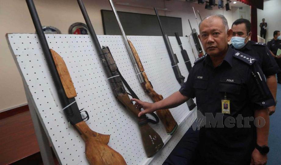 NOOR Azam menunjukkan rampasan senjata api dan peluru tiruan yang telah diubah suai ketika sidang media di IPK Selangor, Shah Alam. FOTO Muhd Asyraf Sawal