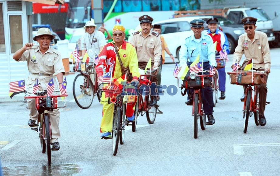 ANTARA aksi peserta bersama basikal posmen. FOTO Khairunisah Lokman