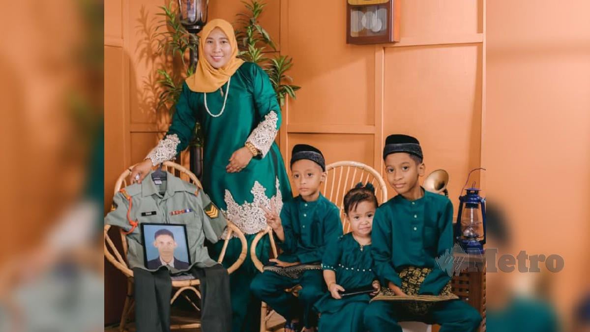 Noorlyssa bersama tiga anaknya dengan uniform dan potret milik Allahyarham Zulhisham ketika sesi fotografi di Kota Bharu, Kelantan baru-baru ini. Foto Ihsan Noorlyssa Omar