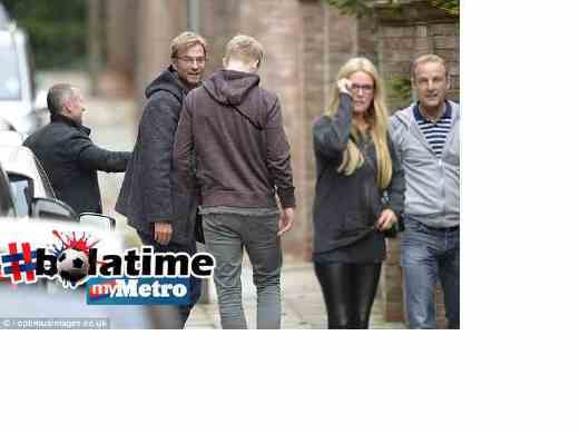 Klopp (dua dari kiri) bersama keluarganya meninjau apartmen di kawasan Sefton Park. - Pix Daily Mail