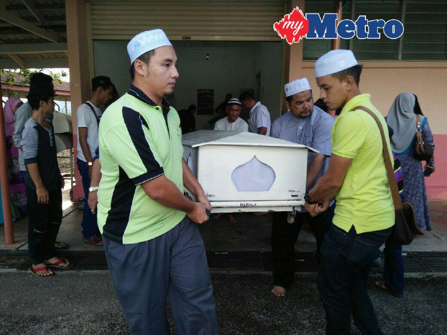 Jenazah Minah diusung untuk dibawa ke kubur. FOTO Safuri Kamarudin