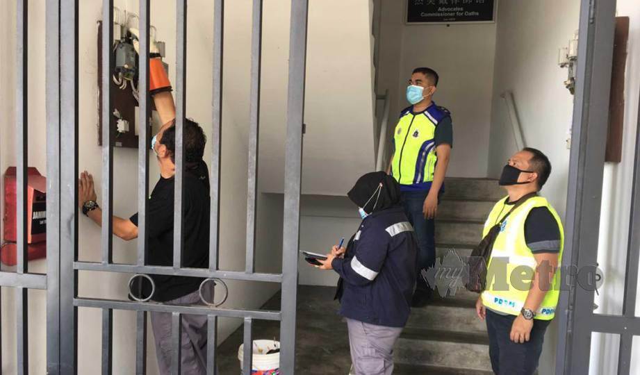 PIHAK polis bersama SESCO bertindak memotong bekalan elektrik di tujuh premis dipercayai terlibat di dalam judi dalam talian di Kuching. FOTO Norsyazwani Nasri