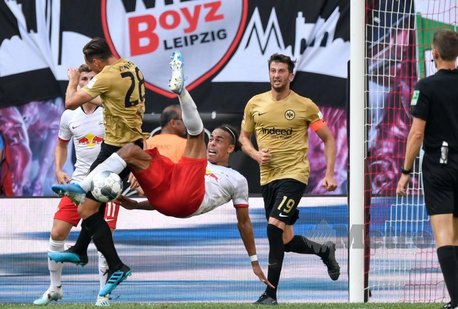 POULSEN (tengah) cuba melakukan sepakan gunting ke arah pintu gol Eintracht. — FOTO AFP