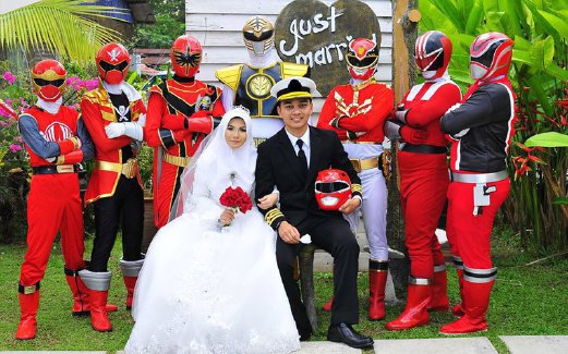 KOSTUM Power Rangers menjadi penyeri majlis perkahwinan Ameerul dan isteri.