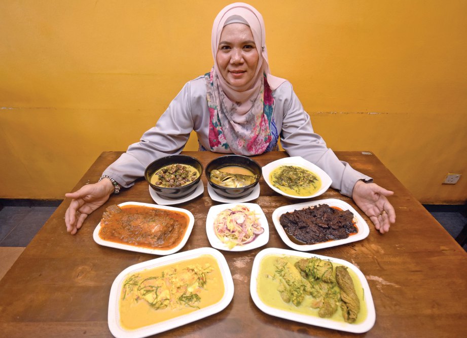 ROSNANI menyajikan hidangan tradisional Pahang untuk penggemar di Lembah Klang.