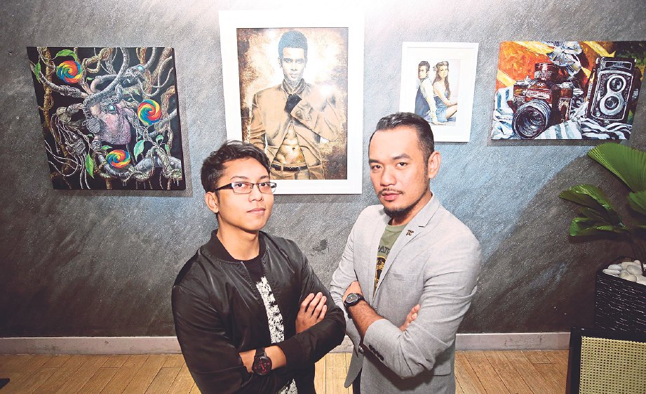 MUHAMMAD Khalik (kanan) dan Saiful Imaan menzahirkan semangat cintakan negara menerusi lukisan.