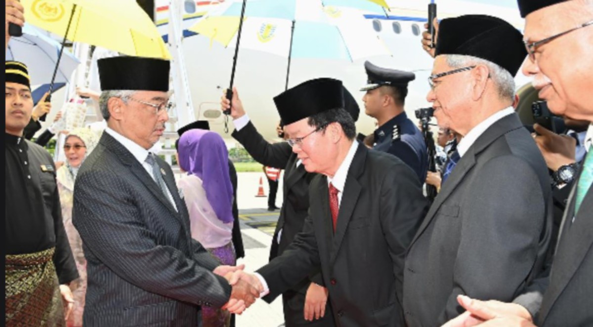 Al-Sultan Abdullah dan Tunku Azizah diberi sambutan meriah ketika tiba di Pulau Pinang, hari ini. FOTO FB Istana Negara.