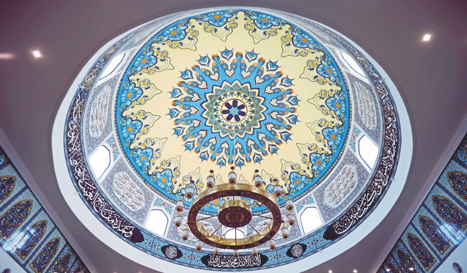 KEUNIKAN  dapat dilihat di bahagian dalam masjid .