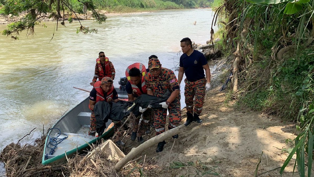 ANGGOTA bomba mengangkat mayat Azila yang ditemui kira-kira 1.7 kilometer dari lokasi kejadian di Sungai Pegalan. FOTO Ihsan Bomba