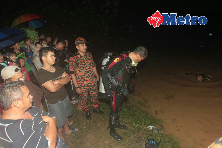 Anggota PPDA Balai Bomba Pengkalan Kubor menjalankan operasi mencari dan menyelamat seorang remaja, Wan Rufkhan Danial Wan Ramzan, 14 yang dipercayai lemas akibat tergelincir sebelum dibawa arus Sungai Kelantan di Kampung Laut 2, Tumpat. FOTO Syamsi Suhaimi