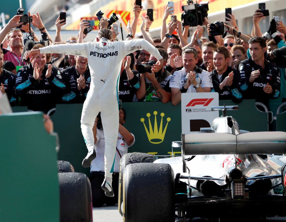 HAMILTON kini miliki jurang 24 mata di kedudukan teratas Formula Satu. -Foto Reuters