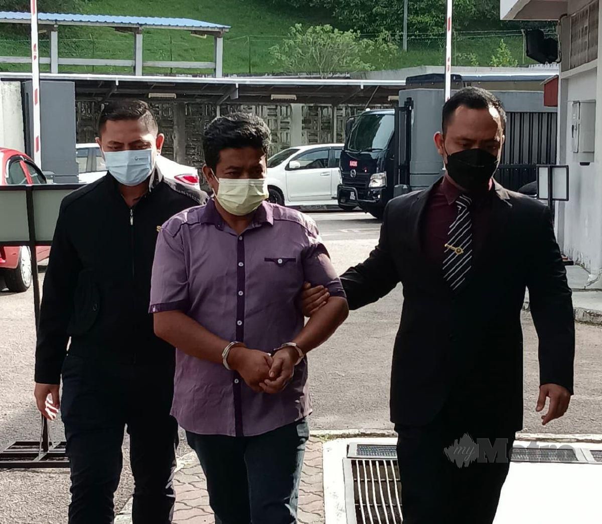 ANUAR (tengah) didakwa di Mahkamah Sesyen Johor Bahru atas pertuduhan menyeleweng dana milik PPK Kota Tinggi, hari ini. FOTO MARY VICTORIA DASS